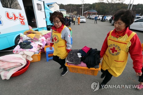 [강원산불] '산불폭격' 속초 장천마을 복구작업…구호 손길도 이어져