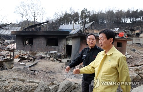 [강원산불] '산불폭격' 속초 장천마을 복구작업…구호 손길도 이어져