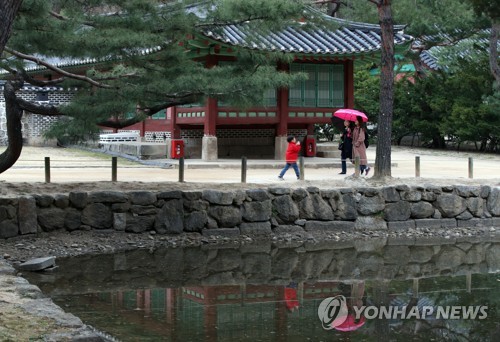 중부지방 낮까지 빗방울…일교차 최고 18도 "외투 챙기세요"