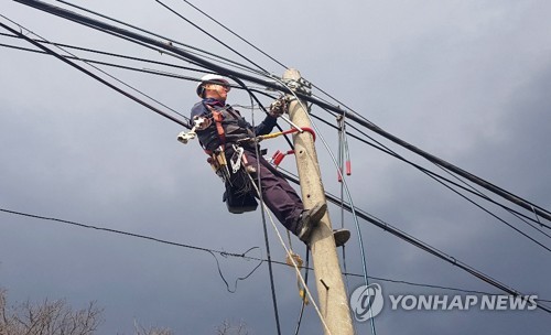 [강원산불] '산불폭격' 속초 장천마을 복구작업…구호 손길도 이어져