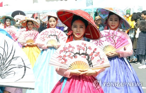 꽃놀이 가자…완연한 봄날씨에 서울 도심 상춘객 '북적'