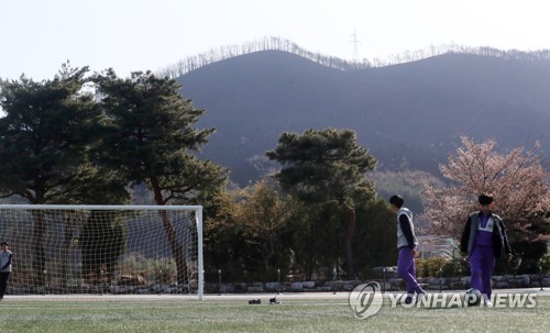 [강원산불] "놀랐지? 같이 이겨나가자" 검게 탄 등굣길 '꼭 잡은 손'