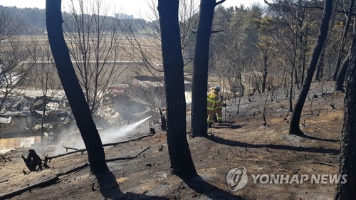 강원 고성산불 피해지역서 강풍에 재발화…50분 만에 진화