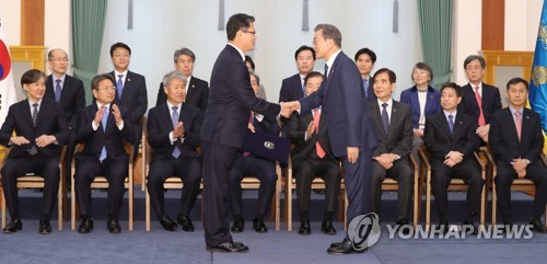 김연철 통일장관 취임…"가다 서다했던 남북관계 역사 끝내야"