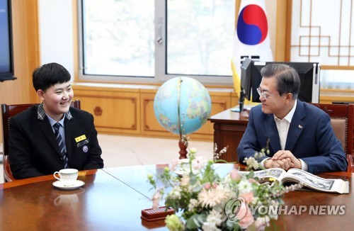 문대통령, '안중근 공판 속기록 기증' 학생가족 만나 감사인사