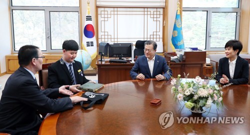 문대통령, '안중근 공판 속기록 기증' 학생가족 만나 감사인사