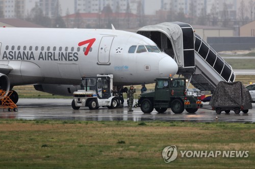 '항공기 바퀴 파손' 광주공항 운항 재개