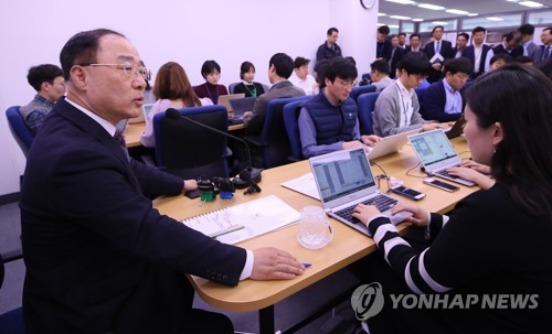 [일문일답] 홍남기 "고용서 조심스럽지만 긍정적인 모멘텀"