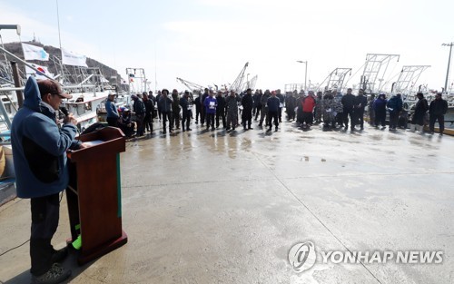 조업구역 단속 강화에 반발…서해5도 어선 75척 해상시위