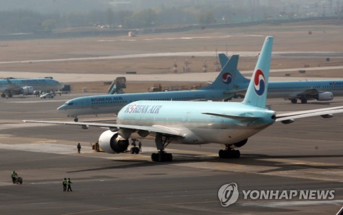 긴급회항 대한항공 승객 "엔진서 '쾅쾅'굉음…안내 없어 불안"