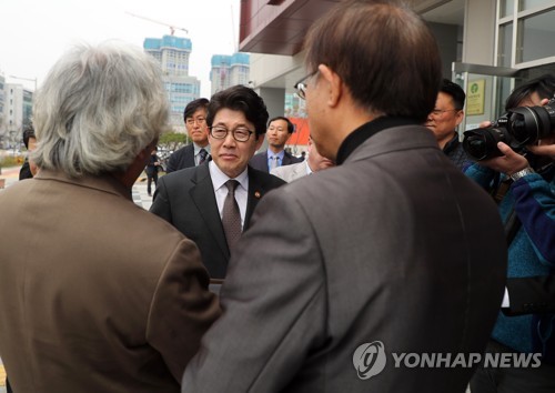 조명래 환경부 장관, 새만금 해수유통 요구에 "잘 검토하겠다"