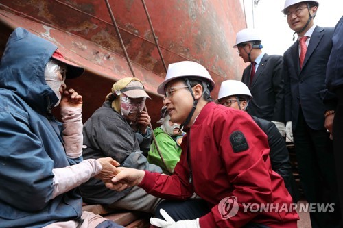 부산 수리조선소 찾은 황교안 "정부가 경제 망치는 정책만 내놔"