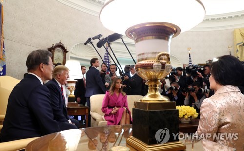 외교부 "한미정상 충분한 시간갖고 협의"…'2분독대' 보도 반박