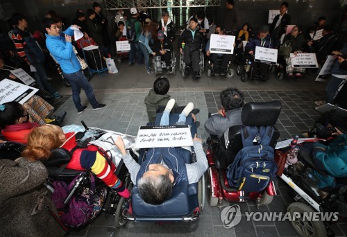 장애인 단체 "서울시 장애인 탈시설화 추진계획 전면 수정해야"