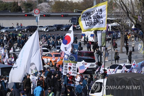 '세월호 5주기' 추모물결…광화문 수놓은 거대한 노란 리본