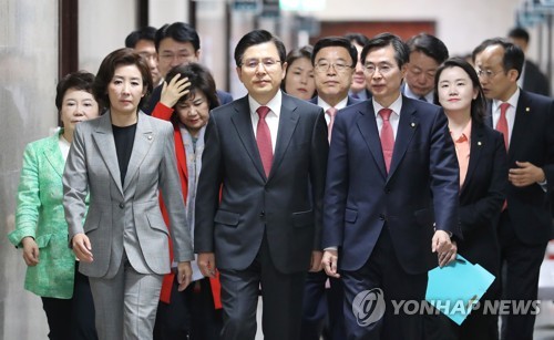 한국, 5·18 망언 '솜방망이 징계' 여론 촉각…지지율 불똥 튈라