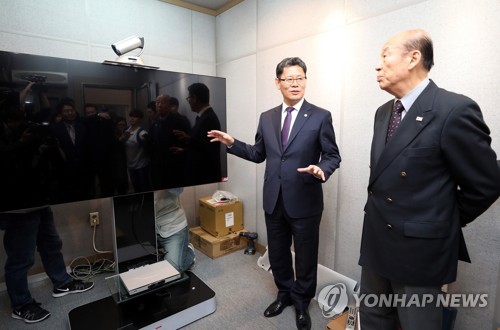 화상상봉 개보수 현장 찾은 김연철 "北과 가능한 조속히 협의"