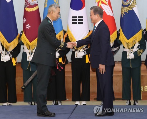 文대통령 "칼은 칼집 속에 있을때 무서워…평화 이끄는 軍 돼야"