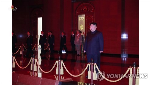 北김정은, 노동당·국무위 간부와 금수산태양궁전 참배