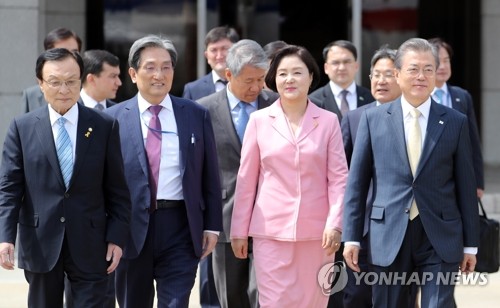 文대통령 "최저임금법 처리해달라…어려우면 여야정합의체 가동"