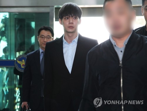 박유천, 모자 눌러쓴채 취재진 피해 두번째 출석