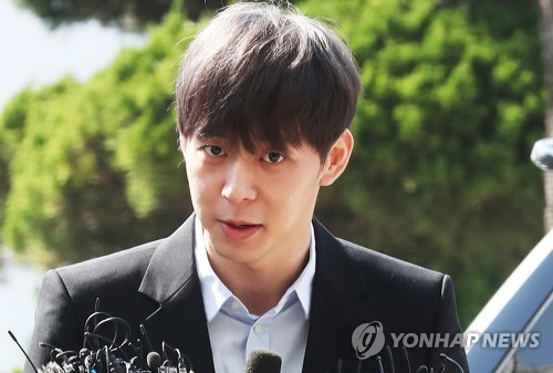 '마약 혐의' 박유천, 9시간 경찰 조사 종료…'묵묵부답'