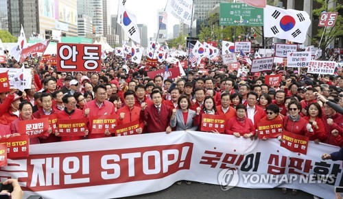 달라진 黃, 박근혜 끌어안고 장외투쟁 주도…보수통합 시동거나