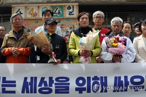 "13년 투쟁, 힘들지 않은 적 없어" 콜텍 노동자들 통한의 눈물