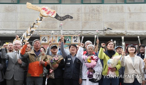 "13년 투쟁, 힘들지 않은 적 없어" 콜텍 노동자들 통한의 눈물