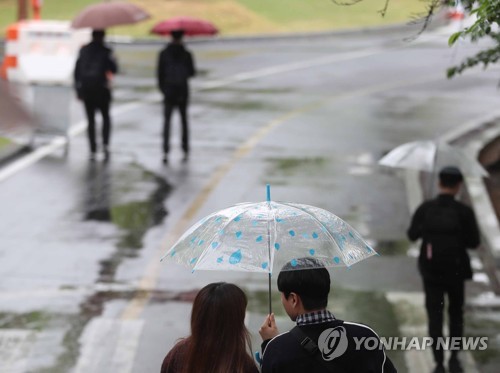 오전 중 대부분 비 그쳐…"출근길 덥고 습해요"