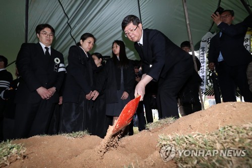 故 김홍일 전 의원, 광주 망월동에서 눈물의 안장식