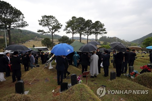 故 김홍일 전 의원, 광주 망월동에서 눈물의 안장식