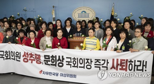 한국당, 정개특위 회의장 점거…패스트트랙 '총력저지'