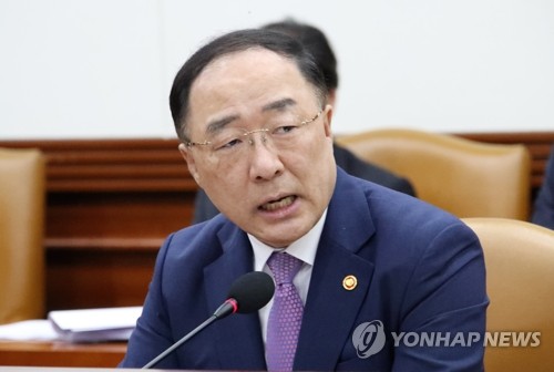 홍남기 "GDP 예상 하회…2분기·하반기엔 나아질 것"