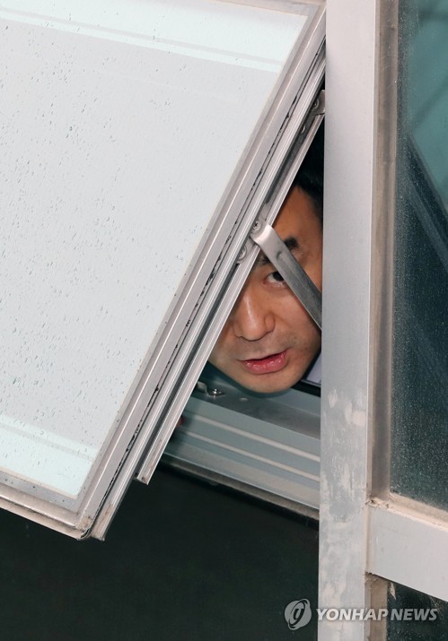 한국당에 감금된 채이배, 창문 틈으로 "창문 뜯어서라도 나가야"