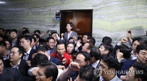 국회, '의안과 점거' 고발…고발장에 '한국당' 명시 안해