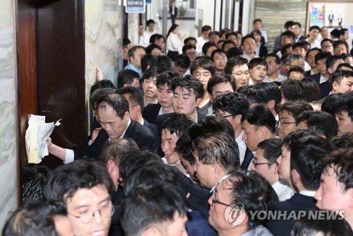 한국당에 막힌 검경수사권 조정안…국회 접수여부 해석 분분