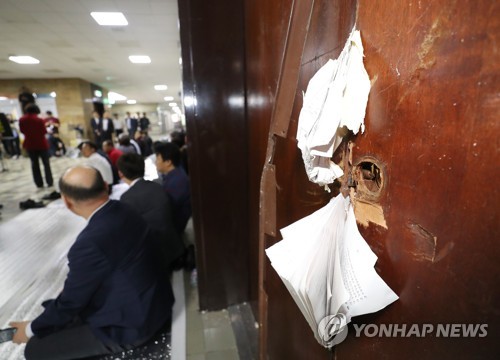 '밤샘 몸싸움' 후 소강상태지만…국회 곳곳서 '전운' 감돌아