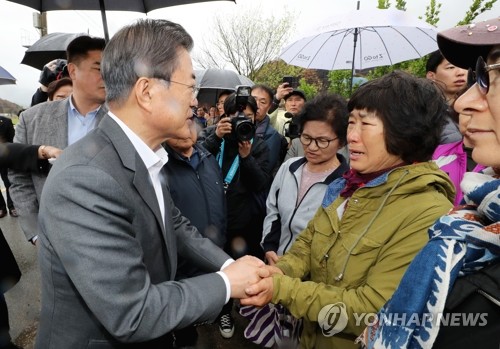 산불피해 주민들 피해복구 호소에 文대통령 "용기 잃지 마시라"