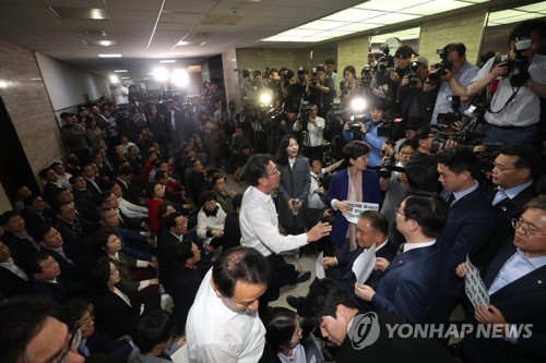 민주, 패스트트랙 열차 정비…"한국당, 정치력 부족에 광기뿐"