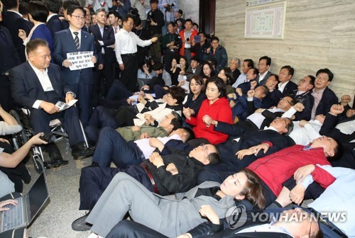 한국당, 주말에도 패스트트랙 '원천저지'…24시간 비상대기