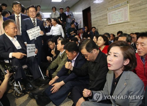 민주·한국, 주말에도 패스트트랙 대치…'비상 대기'