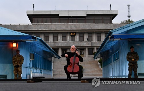 '엇갈린' 판문점선언 1주년…南 기념문화공연·北 대남비난