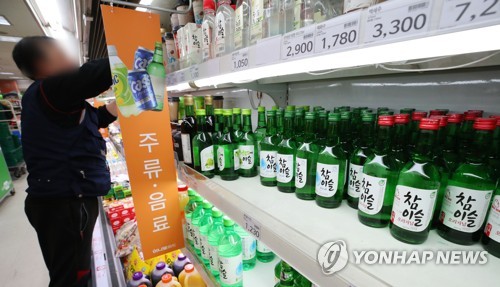 "서민 술인데…올려? 말어?" 지방 소주 가격 인상 딜레마