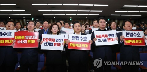 한국당, '천막농성·권역별 집회' 투트랙 투쟁…"장외투쟁 외길"