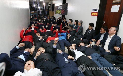 국회 정개특위, 한국당 항의 속 선거법 패스트트랙 지정