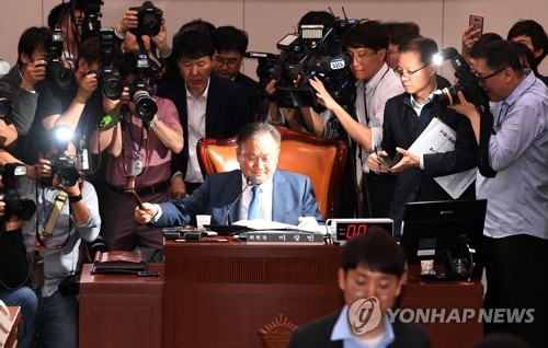 민주, 패스트트랙 지정에 박수·환호…"역사적 의미 있는 날"