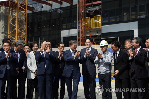 반도체라인 건설현장 간 文대통령…이재용 "인천공항 3개 비용"