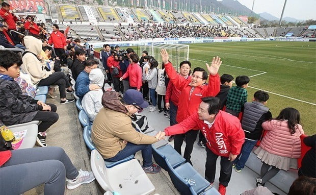 황교안 자유한국당 대표가 당명이 적힌 붉은 점퍼를 입고 지난 30일 오후 창원축구센터에서 열린 경남FC와 대구FC의 경기 도중 선거 유세를 하고 있다. 사진=연합뉴스