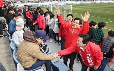 경남선관위 "황교안 경남FC 경기장 유세 위법…형사처벌은 불가"